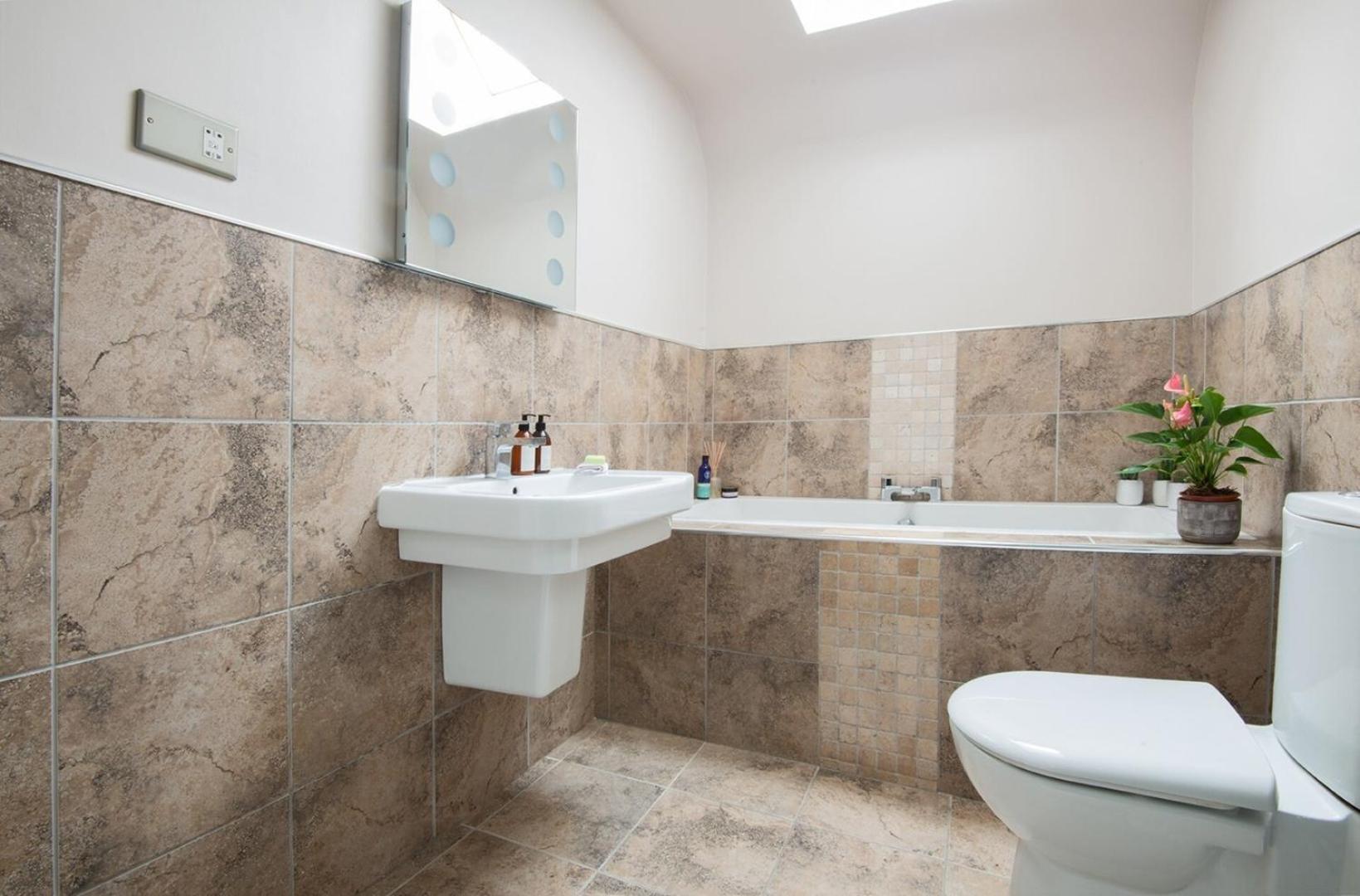 Charming 2 Bedroom Flat In The Heart Of Kirriemuir Exteriör bild