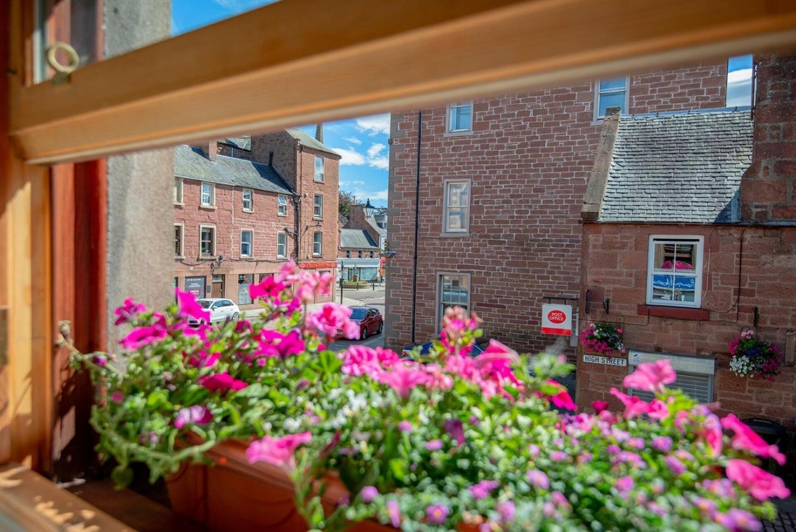 Charming 2 Bedroom Flat In The Heart Of Kirriemuir Exteriör bild